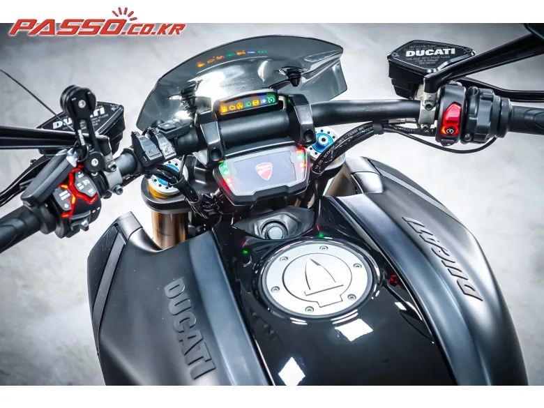 두카티 디아벨 1260 S 2022 실버 사진 4