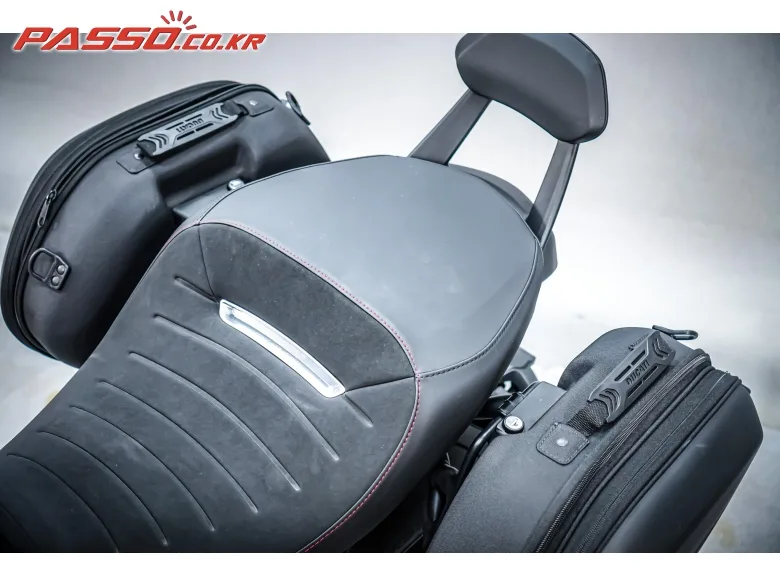 두카티 디아벨 1260 S 2022 실버 사진 8