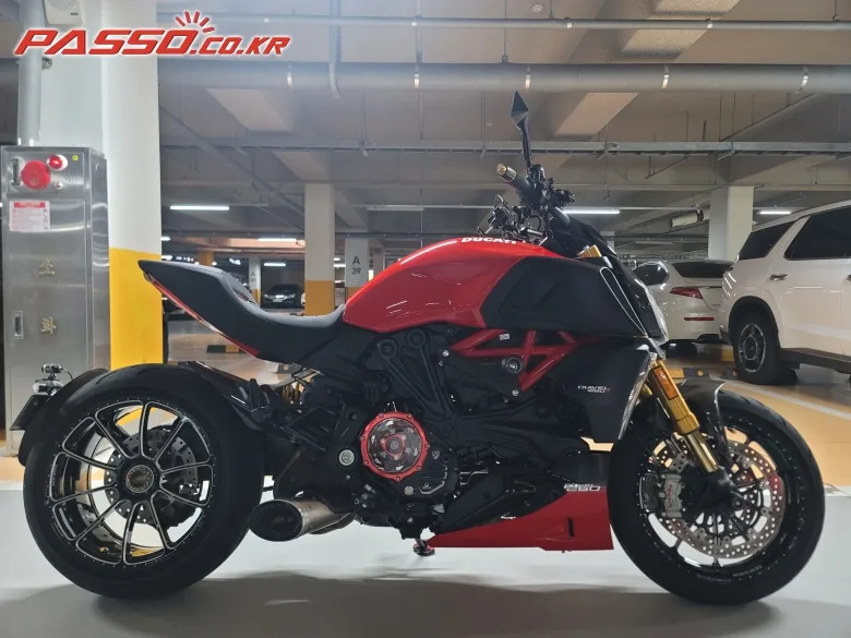 두카티 디아벨 1260 S 2019 레드 사진 1