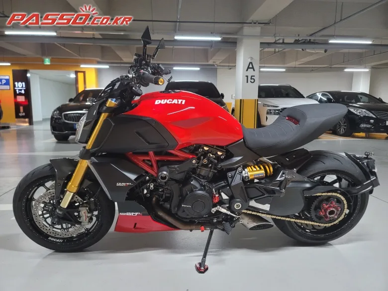 두카티 디아벨 1260 S 2019 레드 사진 2