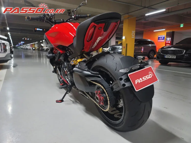 두카티 디아벨 1260 S 2019 레드 사진 3