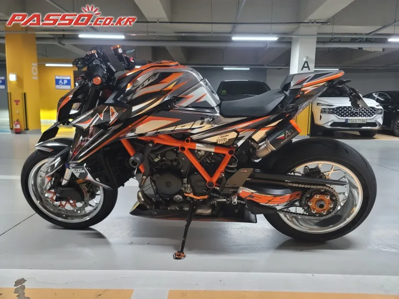 KTM 1390 슈퍼 듀크 R 에보 2024 레드 사진 2