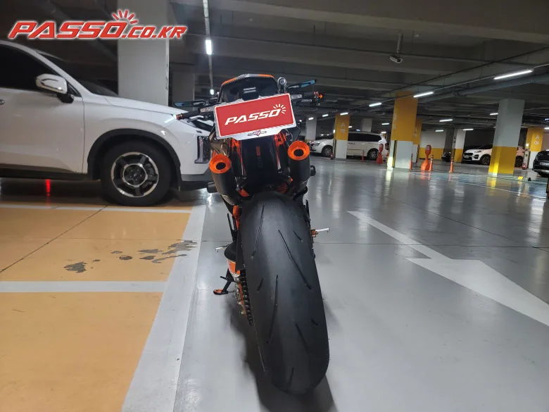 KTM 1390 슈퍼 듀크 R 에보 2024 레드 사진 3