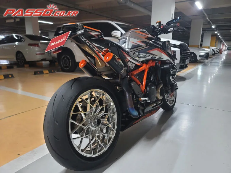 KTM 1390 슈퍼 듀크 R 에보 2024 레드 사진 5