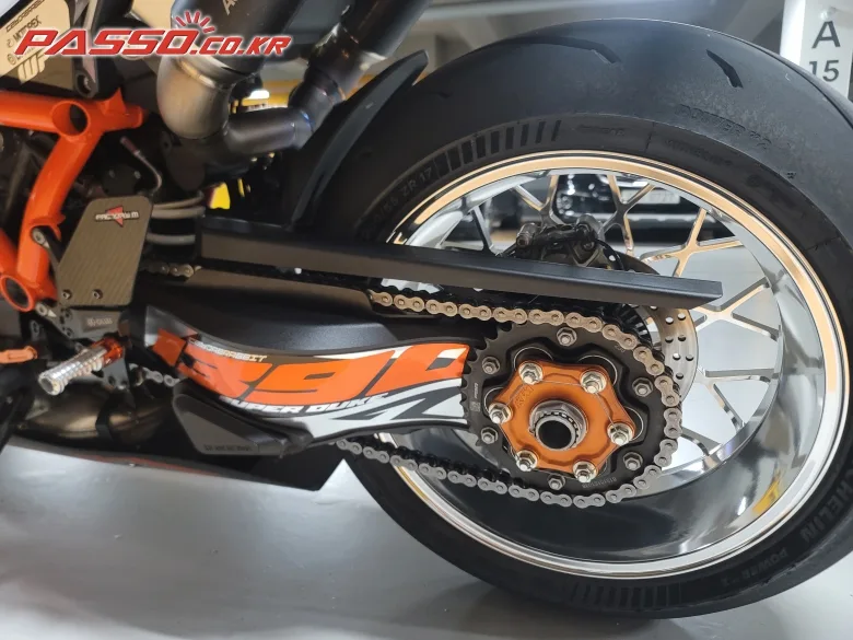 KTM 1390 슈퍼 듀크 R 에보 2024 레드 사진 6