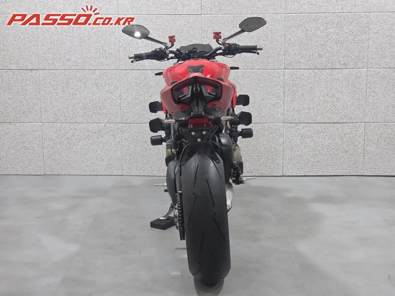 두카티 스트리트파이터 V4 S 2024 레드 사진 3
