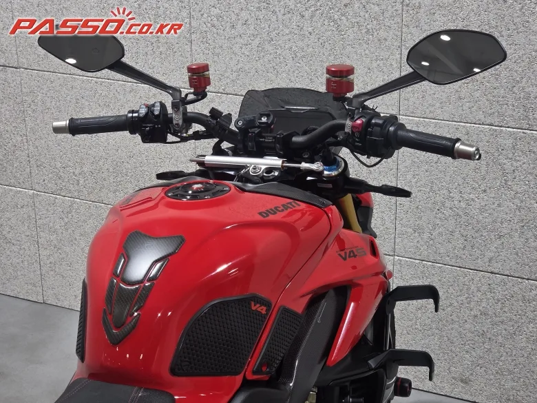 두카티 스트리트파이터 V4 S 2024 레드 사진 4
