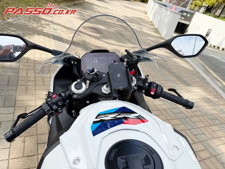 BMW S 1000 RR 2023 화이트 사진 4