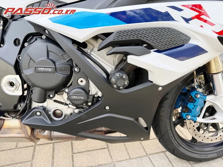 BMW S 1000 RR 2023 화이트 사진 5