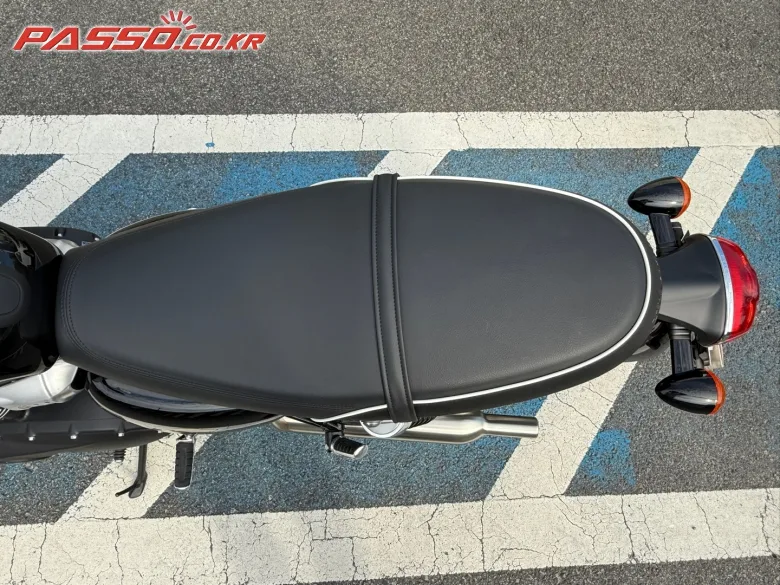 트라이엄프 본네빌 T100 2027 블랙 사진 8