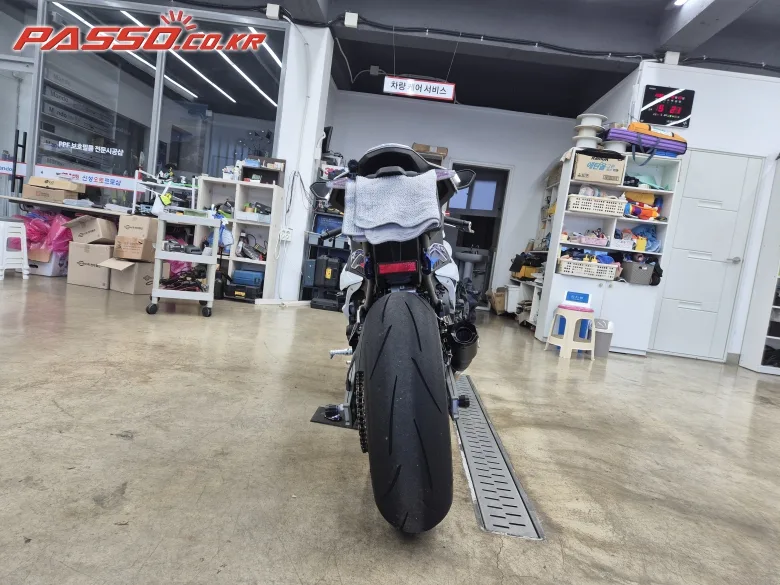 BMW S 1000 RR 2025 화이트 사진 3