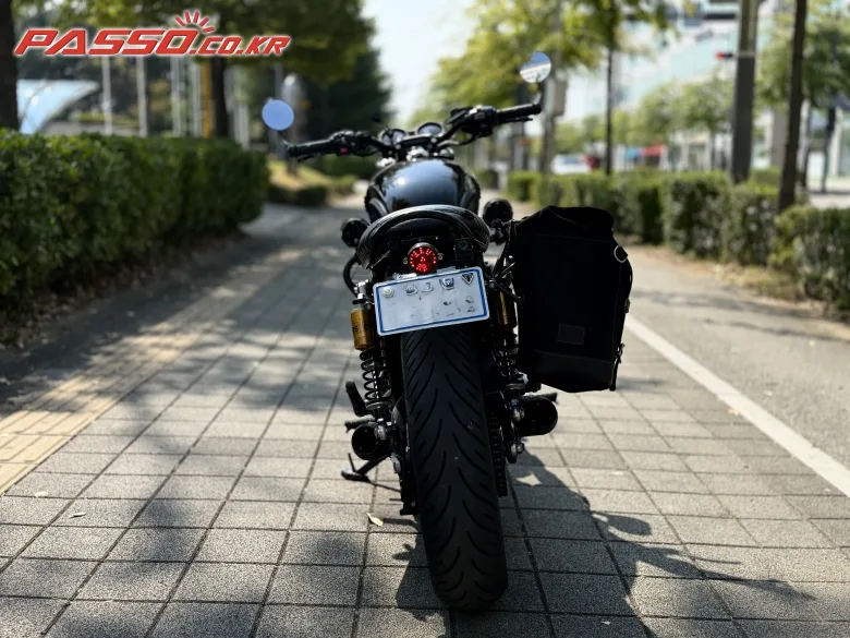 트라이엄프 본네빌 T120 블랙 2025 블랙 사진 3