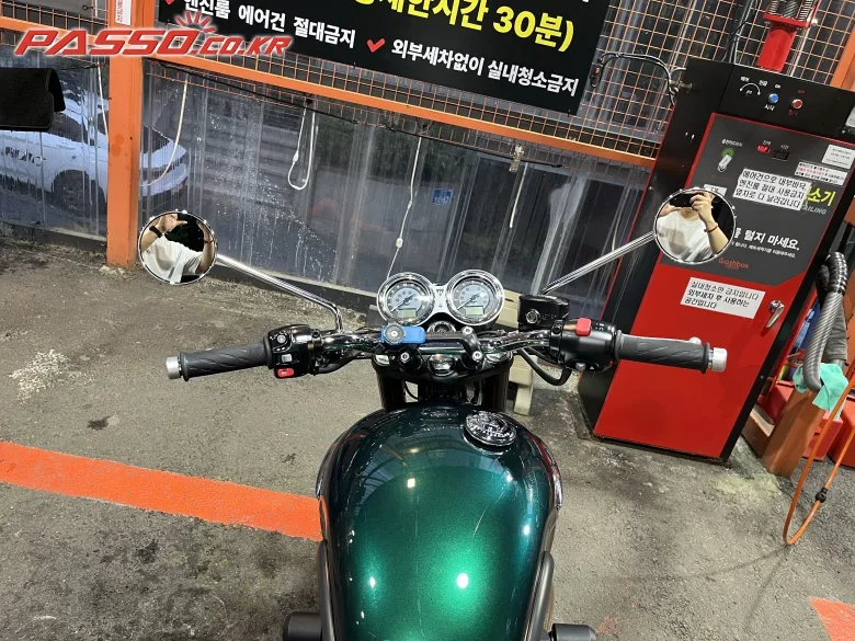 트라이엄프 본네빌 T100 2025 청록 사진 4