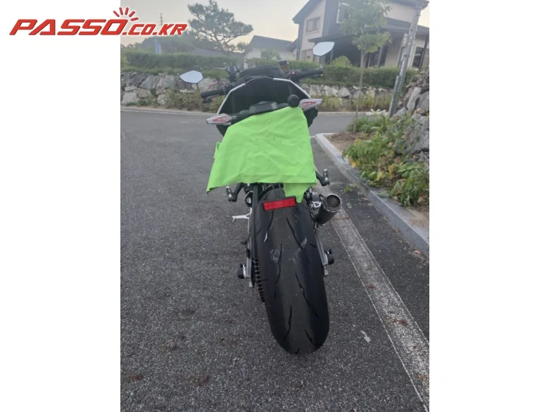 BMW M 1000 R 2025 블랙 사진 3