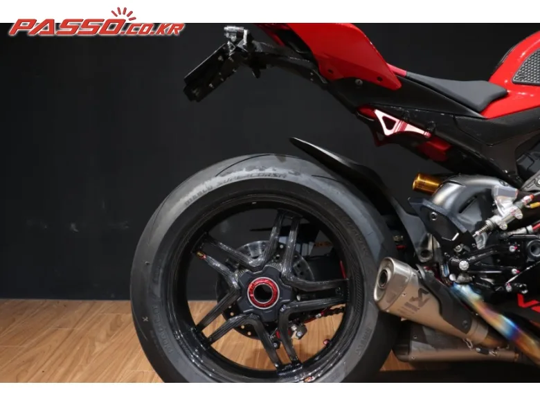 두카티 파니갈레 V4 S 2024 레드 사진 7