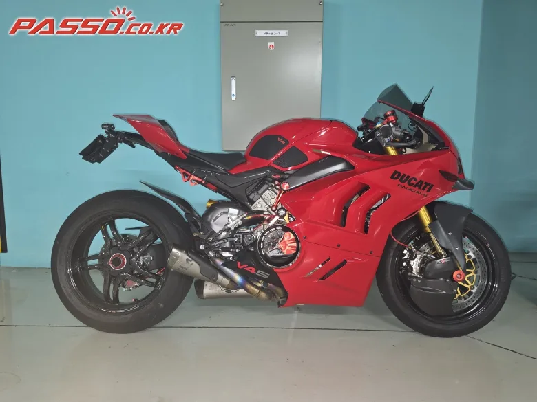 두카티 파니갈레 V4 S 2024 레드 사진 1