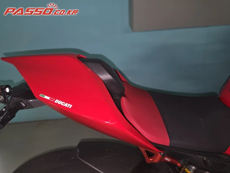 두카티 파니갈레 V4 S 2024 레드 사진 3