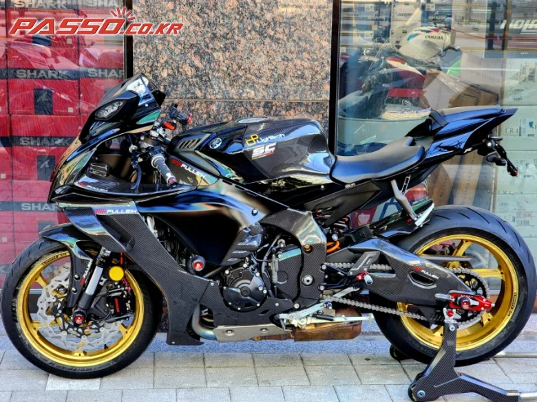야마하 YZF R1 2022 블랙 사진 2