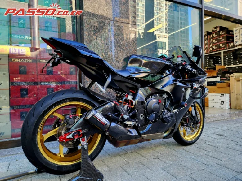 야마하 YZF R1 2022 블랙 사진 8