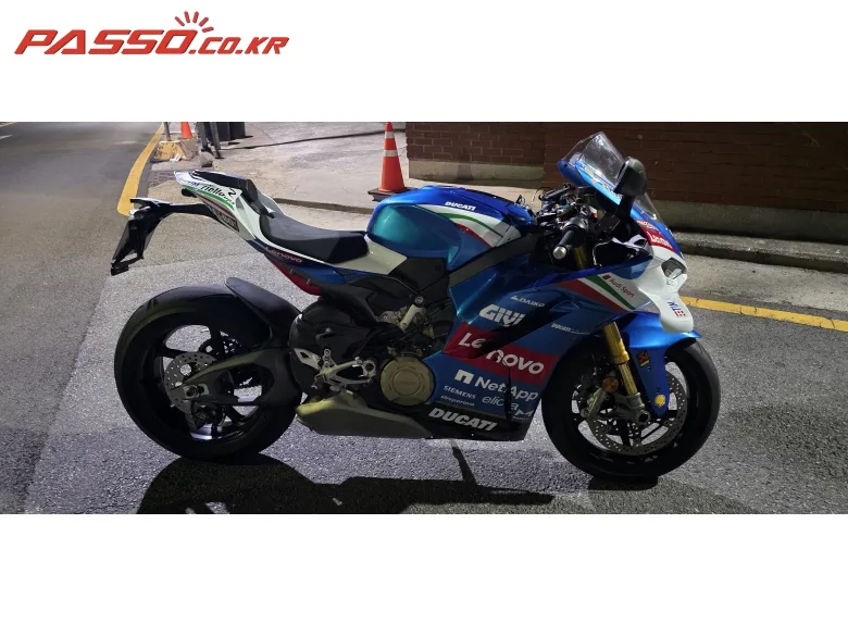 두카티 스트리트파이터 V4 S 2026 블루 사진 1