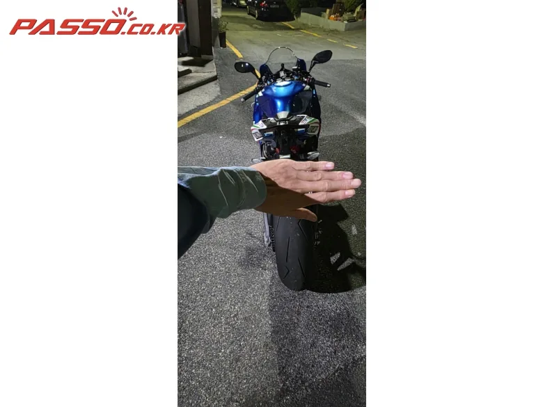 두카티 스트리트파이터 V4 S 2026 블루 사진 3