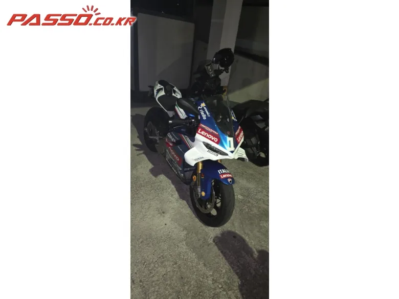 두카티 스트리트파이터 V4 S 2026 블루 사진 7