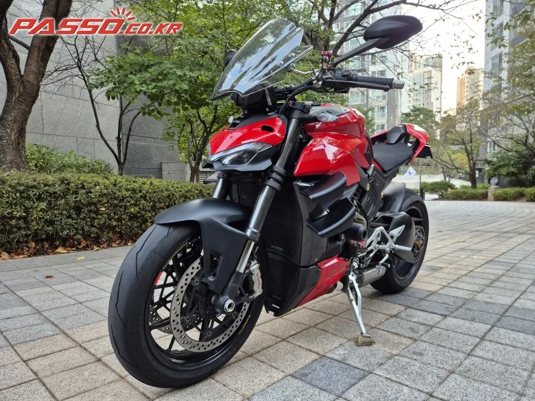 두카티 스트리트파이터 V4 S 2020 레드 사진 2