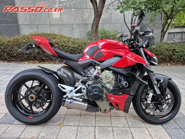 두카티 스트리트파이터 V4 S 2020 레드 사진 3