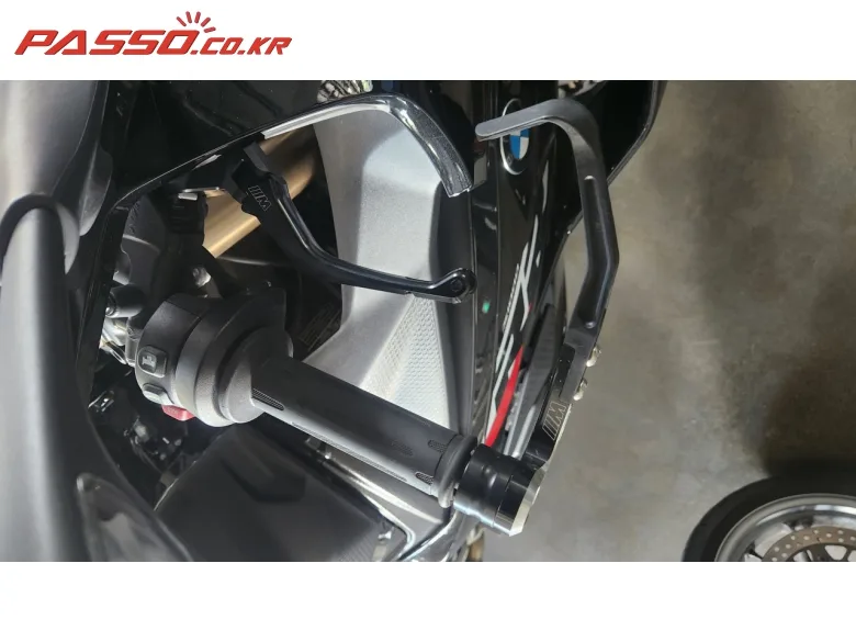BMW S 1000 RR 2023 블랙 사진 4