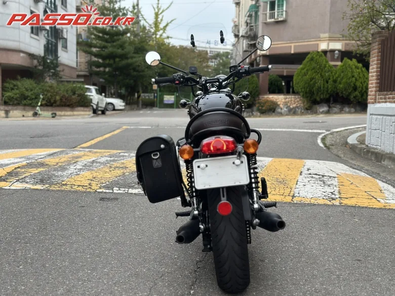트라이엄프 본네빌 T120 블랙 2025 블랙 사진 3