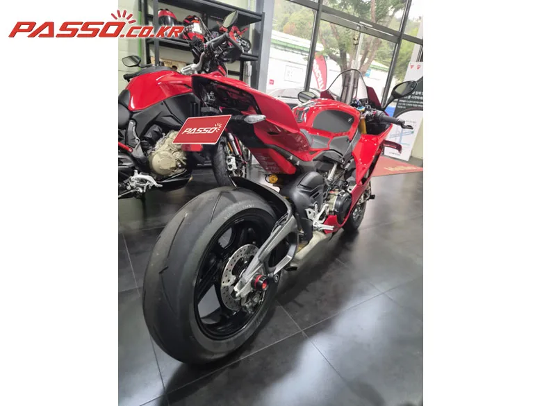 두카티 파니갈레 V4 S 2025 레드 사진 3