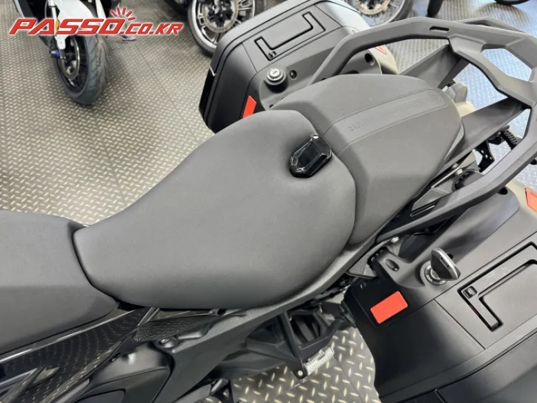 BMW R 1300 RS 2026 블랙 사진 8