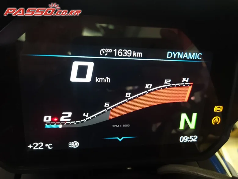 BMW M 1000 R 2026 화이트 사진 4