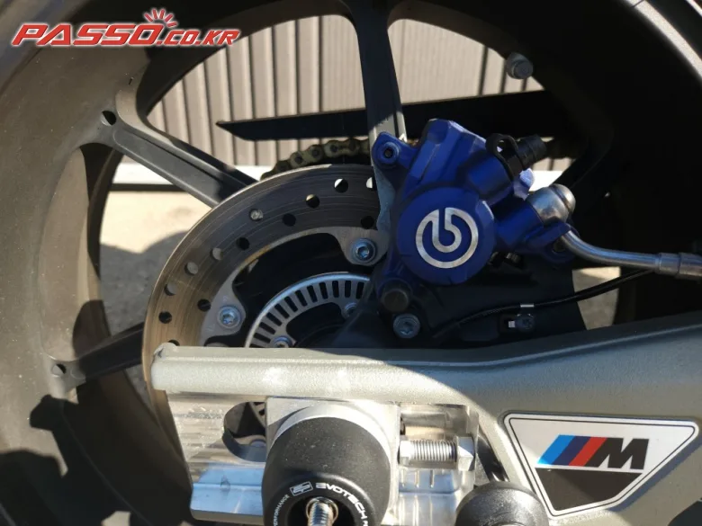 BMW M 1000 R 2026 화이트 사진 5