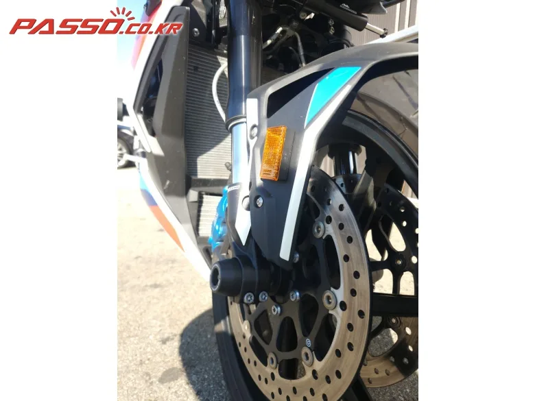 BMW M 1000 R 2026 화이트 사진 6
