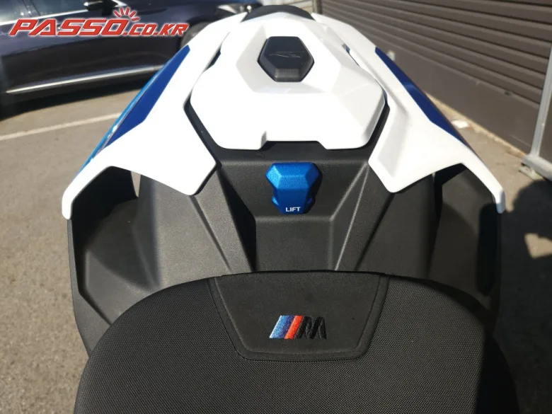 BMW M 1000 R 2026 화이트 사진 8