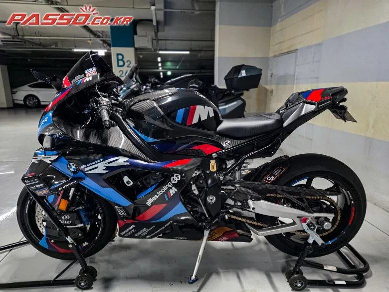 BMW M 1000 RR 2023 블랙 사진 2