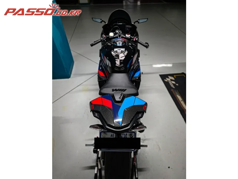 BMW M 1000 RR 2023 블랙 사진 3