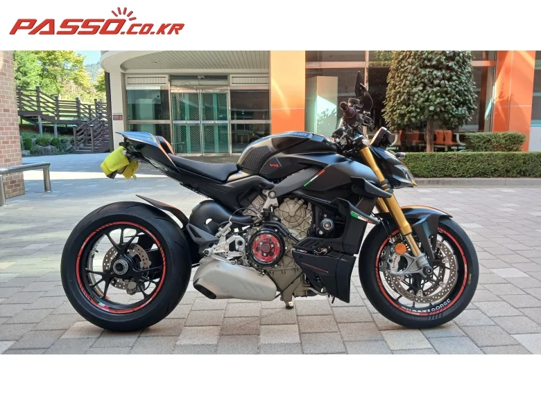 두카티 스트리트파이터 V4 S 2022 블랙 사진 1