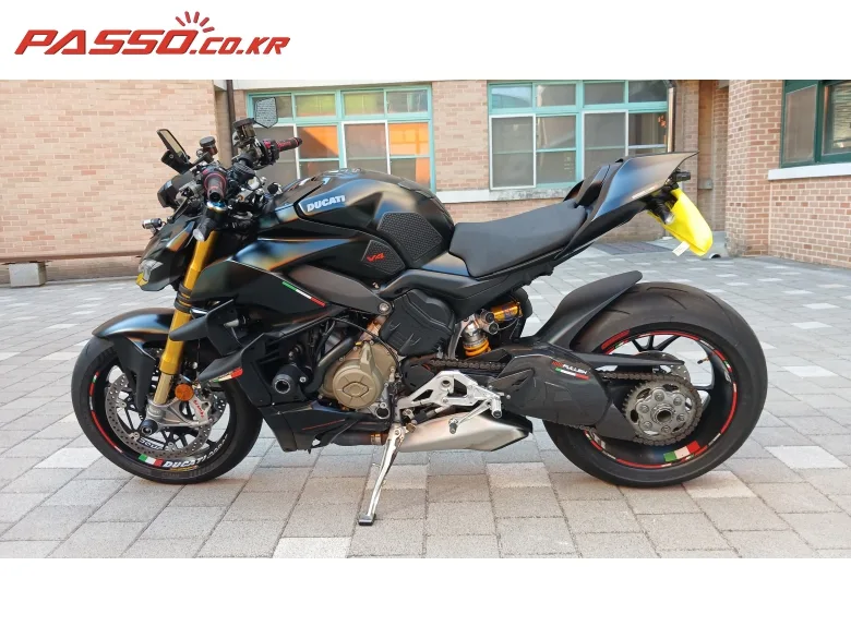 두카티 스트리트파이터 V4 S 2022 블랙 사진 2
