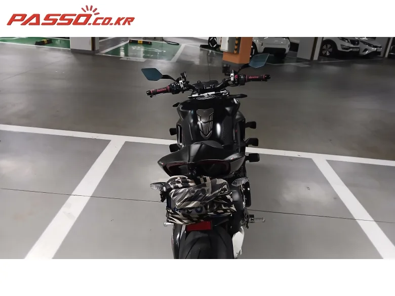 두카티 스트리트파이터 V4 S 2022 블랙 사진 3