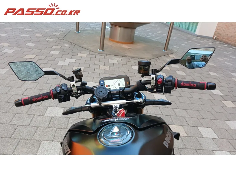 두카티 스트리트파이터 V4 S 2022 블랙 사진 4