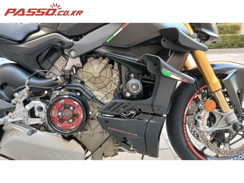 두카티 스트리트파이터 V4 S 2022 블랙 사진 5