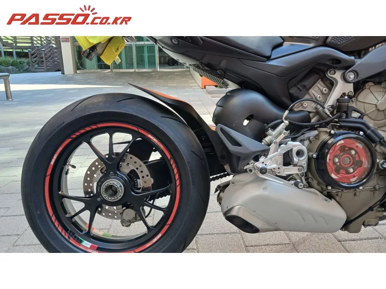 두카티 스트리트파이터 V4 S 2022 블랙 사진 7