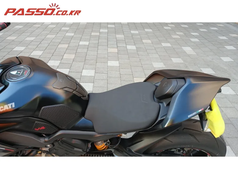 두카티 스트리트파이터 V4 S 2022 블랙 사진 8