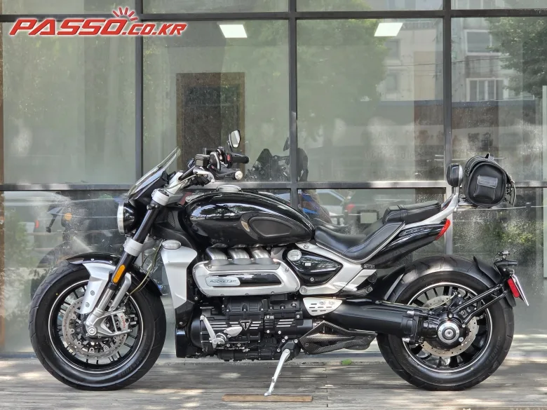 트라이엄프 로켓Ⅲ GT 2021 블랙 사진 2