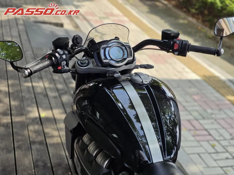 트라이엄프 로켓Ⅲ GT 2021 블랙 사진 4
