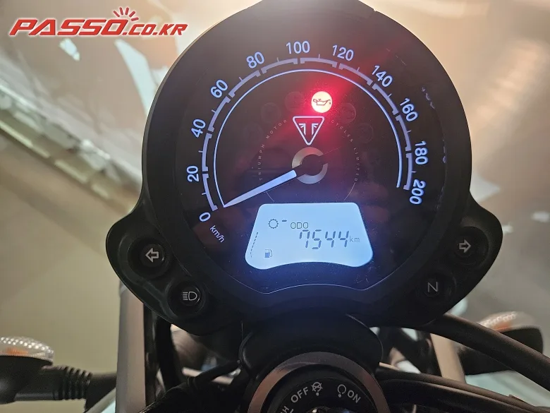 트라이엄프 스크램블러 900 2025 블랙 사진 4