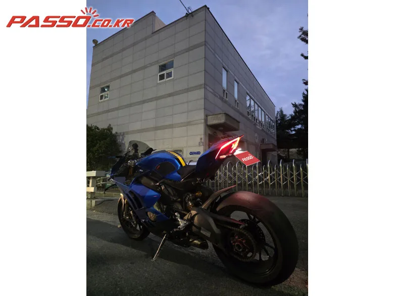 두카티 파니갈레 V4 S 2022 블루 사진 2
