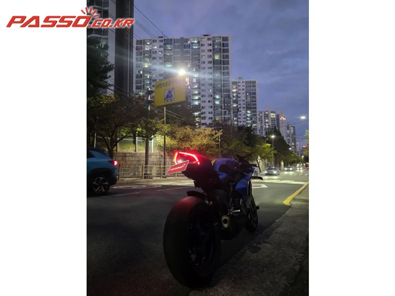 두카티 파니갈레 V4 S 2022 블루 사진 3